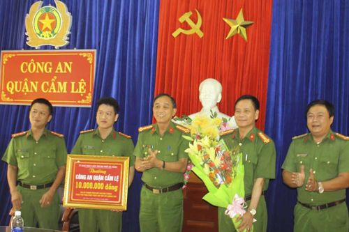 Khen thưởng đột xuất CAQ Cẩm Lệ