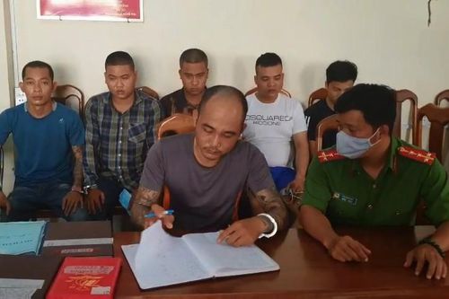 Bắt nhóm cho vay nặng lãi trữ súng và nhiều hung khí nguy hiểm
