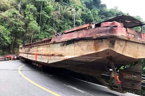 Xe đầu kéo chở thuyền 'khủng' gây tắc nghẽn đèo Bảo Lộc