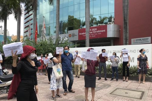 Hàng trăm phụ huynh trường quốc tế cầm tờ rơi đến trường phản đối thu học phí