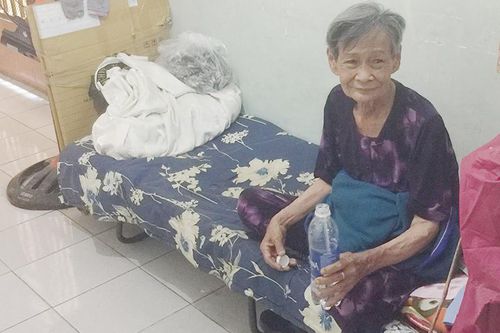 Hành xử đáng quý của cụ bà 80 tuổi ngày bán vé số, tối ngủ hành lang