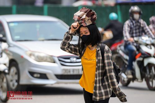 Hà Nội nắng nóng gay gắt, người dân hóa 'ninja' xuống phố
