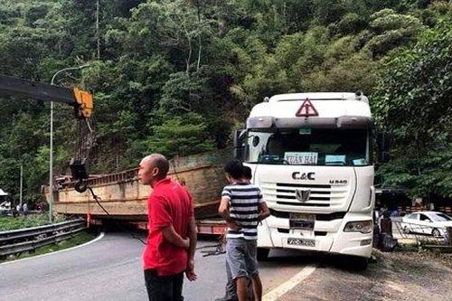 Xử phạt xe đầu kéo chở thuyền 'khủng' gây ách tắc đèo Bảo Lộc
