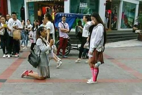 Quỳ gối cầu hôn người yêu giữa phố nhưng câu nói này của cô gái mới khiến người xung quanh cay mắt