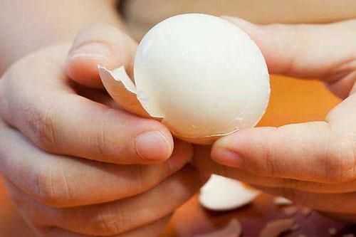 Luộc trứng rất kỵ hành động này, nhiều người Việt không biết vẫn vô tư đưa mầm bệnh vào người