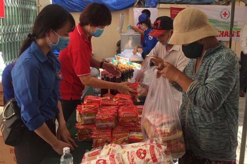 Trao tặng 500 phiếu mua hàng cho người bị ảnh hưởng bởi dịch Covid-19