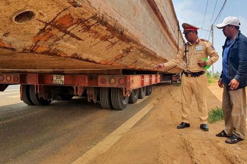 Lập biên bản vi phạm hành chính đối với tài xế và chủ xe chở thuyền ''khủng''
