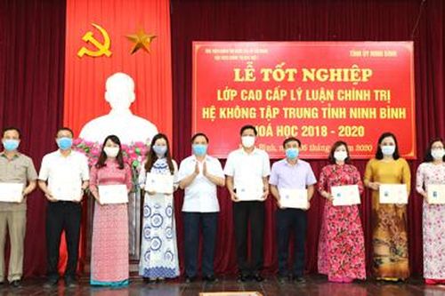 Bế giảng lớp Cao cấp lý luận chính trị khóa XI