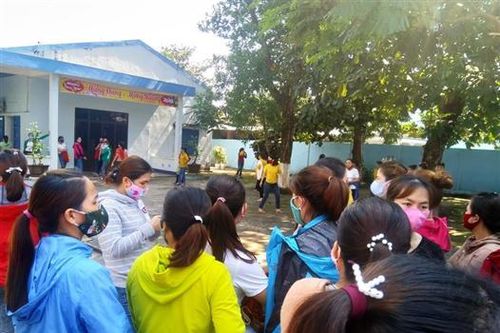Công ty Cổ phần May Quảng Trị: Nhiều công nhân ngưng việc do chậm được trả lương