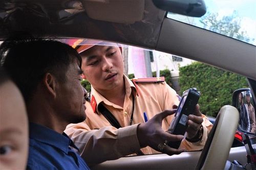 Phạt 40 triệu đồng nữ tài xế không bằng lái vẫn uống rượu lái xe