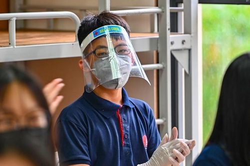 Trường đảm bảo an toàn, học sinh có cần đội tấm chắn giọt bắn phòng dịch?