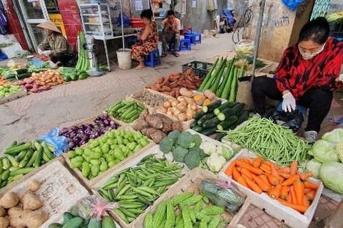 Thị trường ngày 5-5: Rau xanh giảm giá, thịt lợn giá vẫn cao