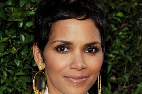 Halle Berry đẹp hút hồn ở tuổi 53