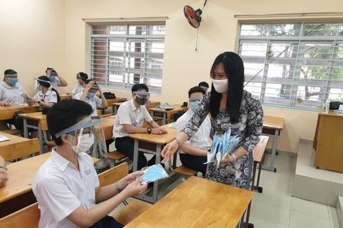 Nắng nóng gay gắt, trường học băn khoăn được bật hay tắt điều hòa