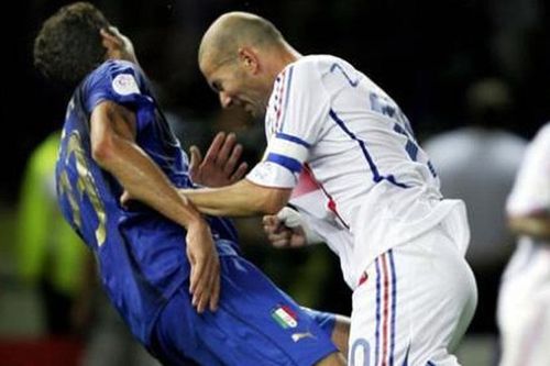 Zidane dùng 'thiết đầu công' và những pha trả đũa nổi tiếng