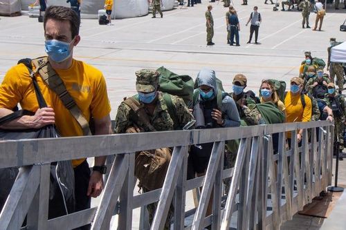 Thủy thủ đoàn trở lại tàu sân bay USS Theodore Roosevelt