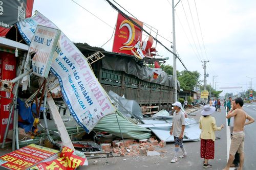 Ôtô tải đâm sập nhiều nhà dân lúc rạng sáng