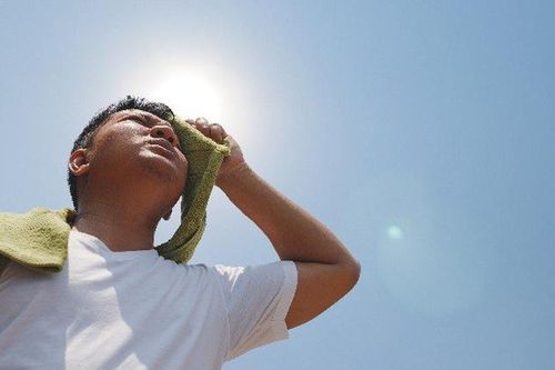 Phân biệt và xử trí khi bị sốc nhiệt, mệt mỏi do nắng nóng