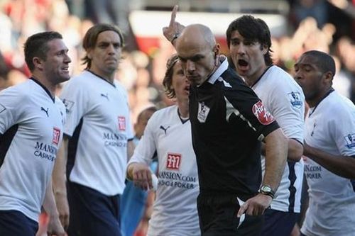 Sai lầm đáng tiếc nhất sự nghiệp của Howard Webb có lợi cho MU