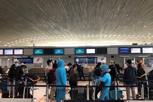 Công dân Việt Nam hồi hương từ Pháp trên chuyến bay của Vietnam Airlines