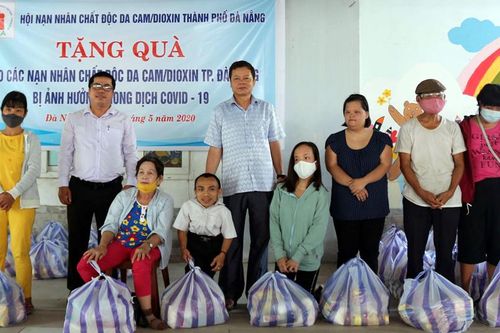Giúp đỡ các gia đình nạn nhân chất độc da cam trong mùa dịch