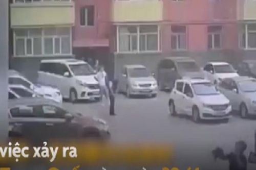 Người đàn ông dùng tay không ôm trọn cô gái nhảy lầu tự tử