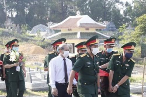 Truy điệu và an táng hài cốt 15 liệt sĩ Việt Nam hi sinh tại Lào