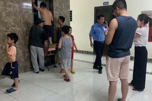 Người dân cạy cửa thang máy cứu cụ ông 80 tuổi mắc kẹt