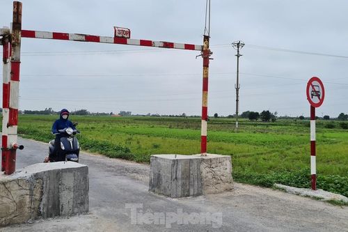 Đường vào trụ sở xã bị trụ bê tông của huyện chặn... từ xa