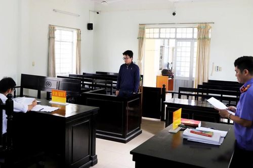 Lãnh án vì 'gắp lửa bỏ tay người', tung tin ca tử vong vì COVID-19