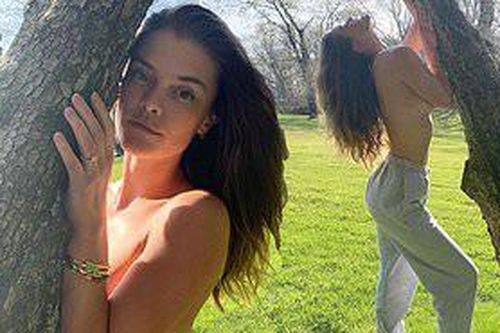 Bạn gái cũ Leonardo DiCaprio táo bạo cởi áo bán nude