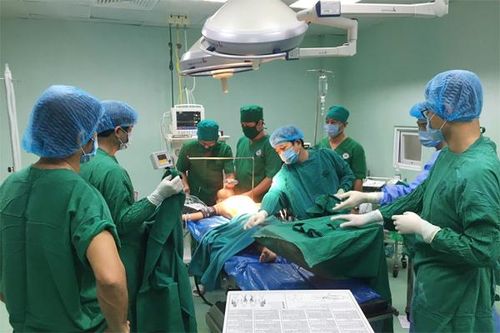 Búi tóc gần 1 kg trong dạ dày bé gái 5 tuổi ở Bình Thuận