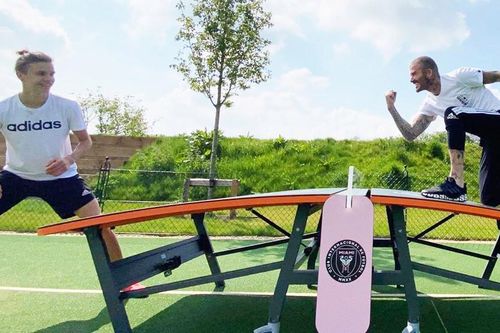 Beckham ăn gian khi chơi Teqball cùng con trai