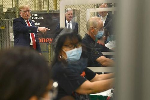 Tổng thống Trump để 'mặt mộc' khi đến thăm nhà máy khẩu trang