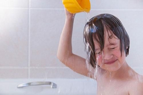 Sai lầm 'ngã ngửa' khi chăm con của mẹ Việt ngày nóng