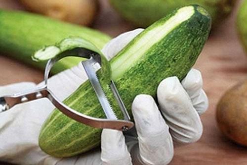 Chồng đem vỏ dưa chuột đặt vào góc nhà, hôm sau gọi vợ ra xem điều bất ngờ