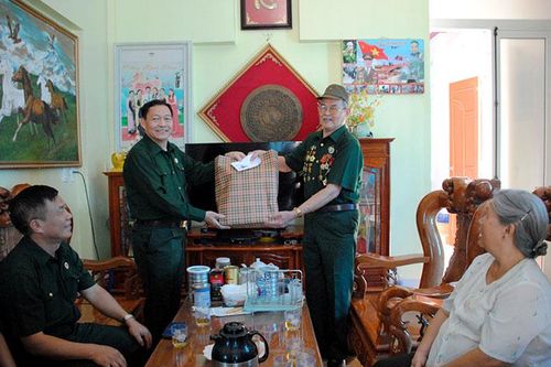 Thăm, tặng quà 90 cựu chiến binh là chiến sĩ Ðiện Biên Phủ