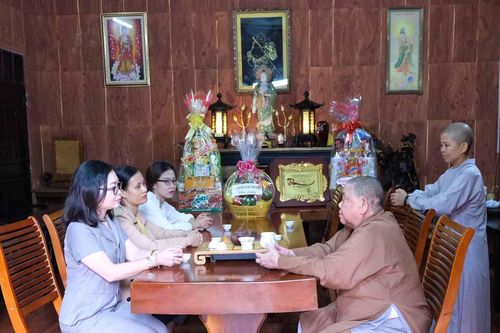 Hội LHPN Gia Lai: Chúc mừng các ni trưởng, sư cô nhân Đại lễ Phật đản