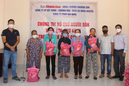 Báo Khánh Hòa và các đơn vị tài trợ tặng 200 suất quà cho người dân phường Phương Sơn