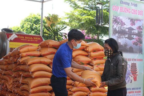 Di Linh: 2 tấn gạo đến với người khó khăn xã Tân Nghĩa