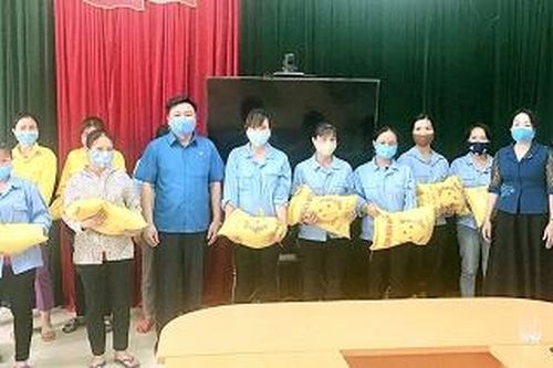Trao gần 350 suất quà hỗ trợ đoàn viên công đoàn
