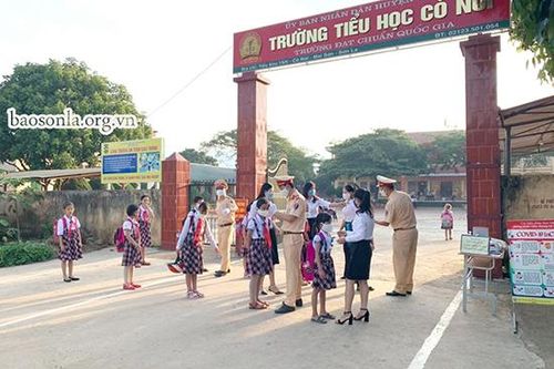 Đội Cảnh sát Giao thông đường bộ số 2: Tặng khẩu trang, nước sát khuẩn, hướng dẫn phòng, chống dịch bệnh COVID-19 cho học sinh