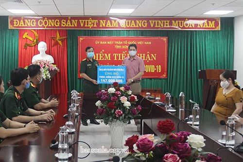 Bộ CHQS tỉnh ủng hộ 147 triệu đồng cho công tác phòng, chống dịch COVID-19