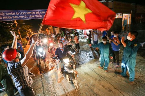 Người dân Hạ Lôi cả đêm không ngủ chờ đón giây phút gỡ bỏ cách ly
