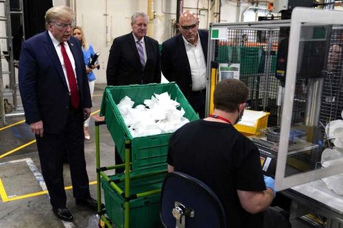 Ông Trump phớt lờ chỉ dẫn y tế khi thăm nhà máy sản xuất khẩu trang N95