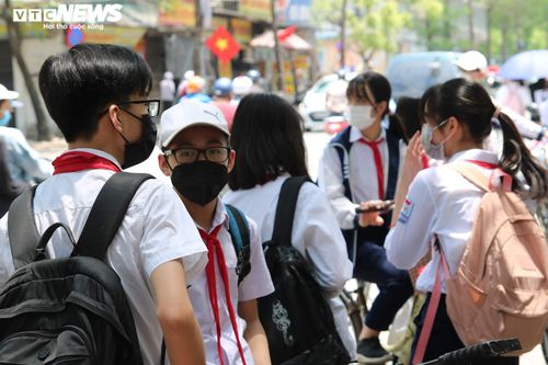 Bỏ qua quy định giãn cách, học sinh 'túm năm, tụm ba' sau giờ tan trường