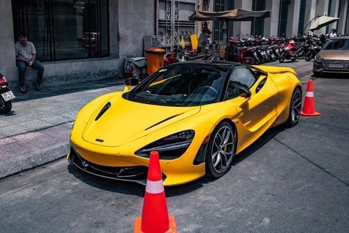 McLaren 720S Spider khoe dáng trên đường phố Sài Gòn