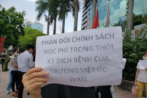 Việt Úc tận thu học phí: Phụ huynh dãi nắng căng băng rôn chờ đối thoại