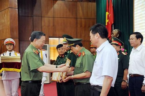 Bộ trưởng Tô Lâm dự Hội nghị tổng kết thực hiện chủ trương hỗ trợ xây dựng, sửa chữa nhà ở cho các hộ nghèo huyện Mường Nhé và triển khai huyện Nậm Pồ, tỉnh Điện Biên