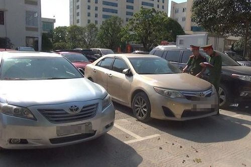 Tạm giữ 10 chiếc xe 'siêu sang' nhập lậu từ Lào